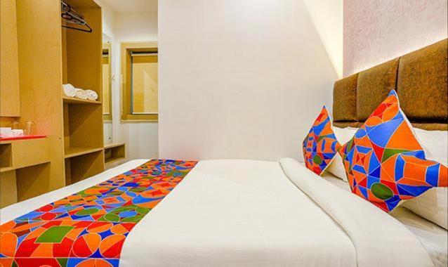 Hotel New Deepak Мумбаи Экстерьер фото